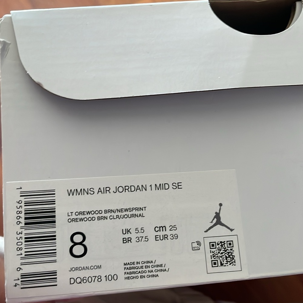 🚨SALE // Wmns Air Jordan 1 Mid SE 'Newsprint' - Picture 11 of 11
